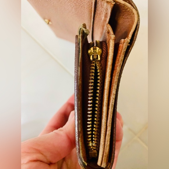 LV Wallet - Picture 11 of 11